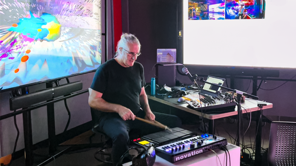 Dr. Jeremy Ham spielt elektronisches Schlagzeug als Teil des Ars Electronica Garden Aotearoa.
