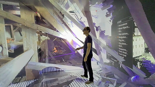 An employee of HLRS explores the Ludwigsburg stage machinery in virtual reality.