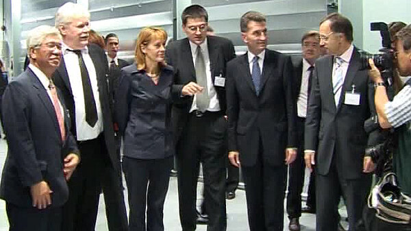Visitors at opening of HLRS building in 2004.