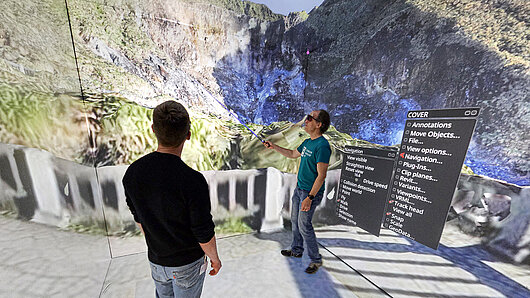 Zwei Wissenschaftler erkunden eine Visualisierung des Yangmingshan-Nationalparks im CAVE des HLRS.
