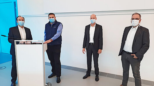 Picture of HLRS members and HPE members at the contact signing