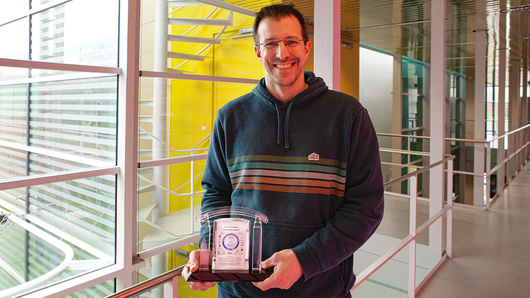 Photo of Ralf Schneider with award