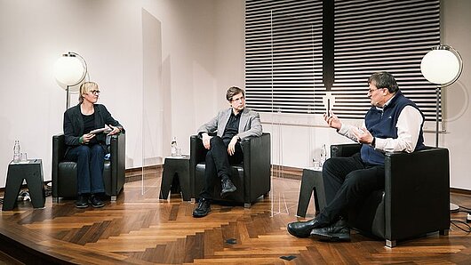 Moderator Eva Wolfangel with author Daniel Kehlmann and HLRS Director Michael Resch onstage at the Literaturhaus Stuttgart. (Photo copyright: Sebastian Wenzel)