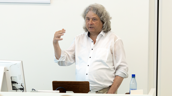 Photo of Marcus Düwell at the HLRS podium.
