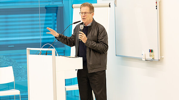 Photo of Steve Conway speaking at the podium of the HLRS Rühle Saal.