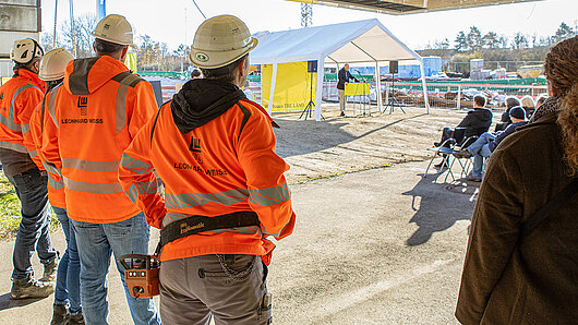 Bauarbeiter beobachteten die Veranstaltung.