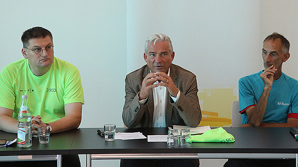 Photo of Michael Resch, Thomas Strobl, and Jürgen Mennel at a press conference.