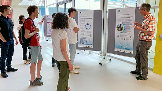 HLRS representative in conversation with visitors at the sustainability event.