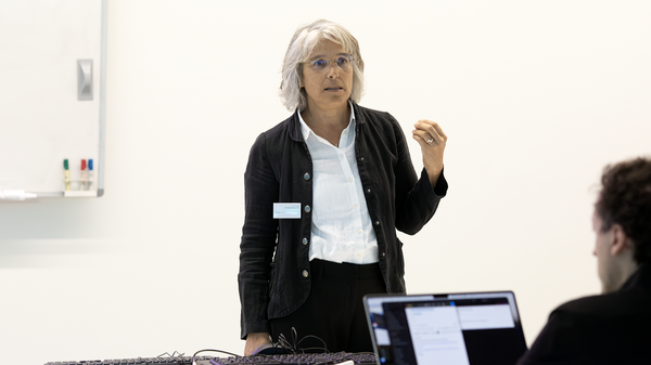 Photo of Nadia Mazouz during her lecture at HLRS.