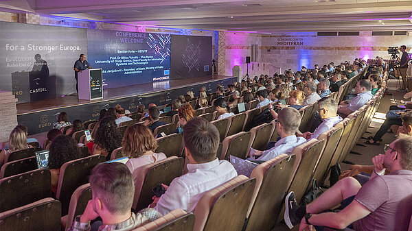 Foto des Auditoriums während der EuroHPC-Konferenz