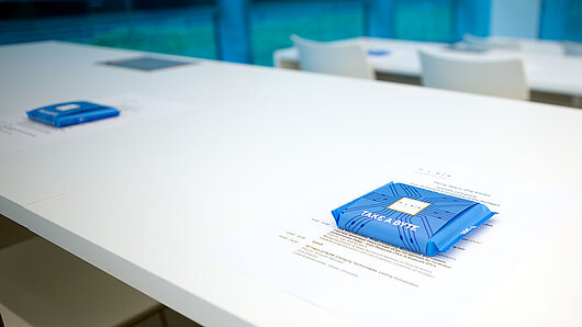 Ritter Sport-inspired chocolate bars on the HLRS Rühle-Saal tables