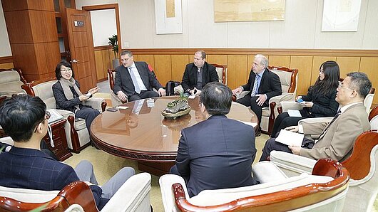 Roundtable discussion with members of HLRS and KISTI.