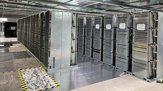 Photo of empty computer racks in the HLRS computing room.