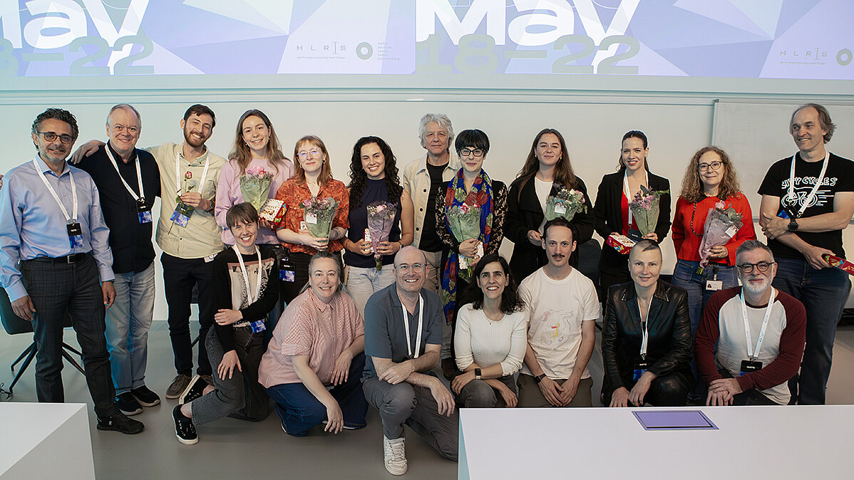 Gruppenfoto von 19 Personen.