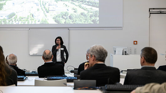 Dr. Blessing hält einen Vortrag vor Zuhörer:innen im Rühle-Saal am HLRS