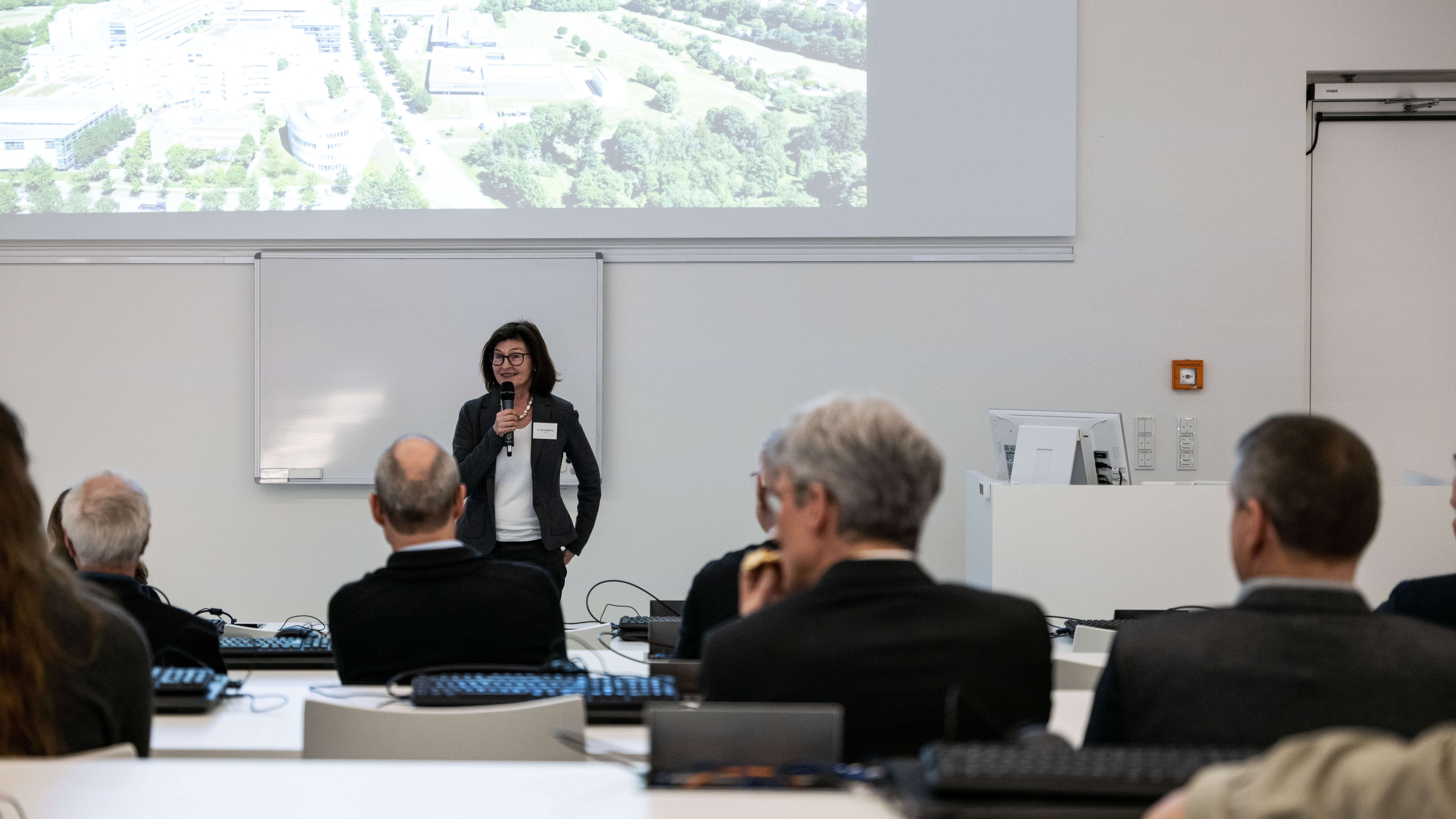 Dr. Blessing hält einen Vortrag vor Zuhörer:innen im Rühle-Saal am HLRS