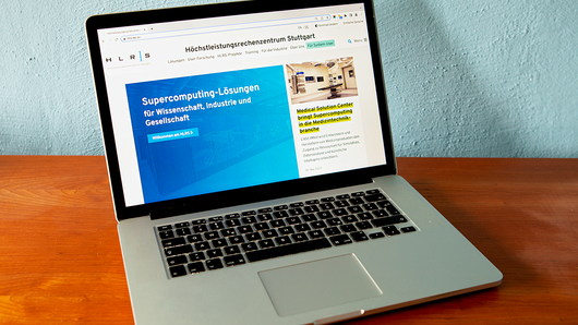 Laptop mit neuer HLRS-Website im Browser geöffnet.