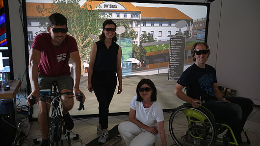 Team des HLRS mit Mobilitätssimulatoren vor mobiler VR- Anlage