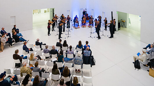 Foto von Musikern des Stuttgarter Kammerorchesters bei einem Auftritt.
