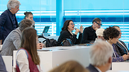 An audience member comments on microphone in the HLRS auditorium.