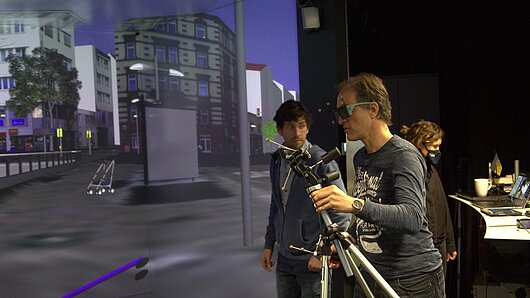 Das HLRS Team bei einer Simulation in der CAVE (Foto: HLRS)